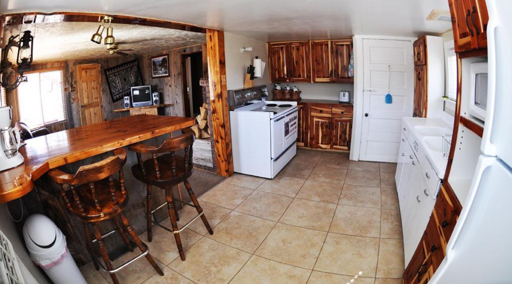 Wild West Retreat Villa Escalante Room photo